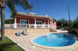 Charmosa moradia térrea com piscina e vista panorâmica...